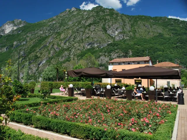 Residence pet friendly con appartamenti sul Lago di Lugano con piscina e lido privato - Esterni della struttura Vacanze pet friendly con il cane al lago in residence