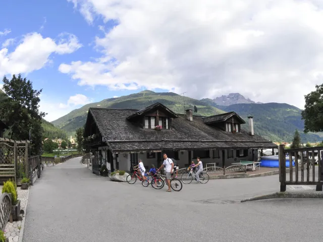 Camping pet friendly Trentino Parco Adamello Brenta - Vista della struttura Vacanze con il cane in Trentino Parco Adamello Brenta