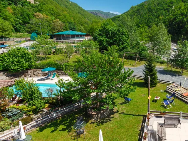 Agriturismo pet friendly in Val di Taro - Gli spazi verdi all'esterno della struttura con la piscina Agriturismo cani anche grandi ammessi in Val di Taro