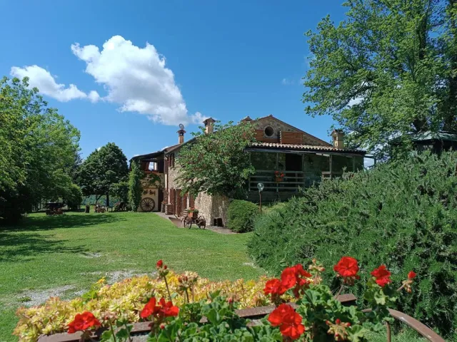 Country House Agriturismo pet friendly in campagna a Urbino - Vista esterna della struttura Agriturismo pet friendly nelle Marche, cani ammessi e benvenuti
