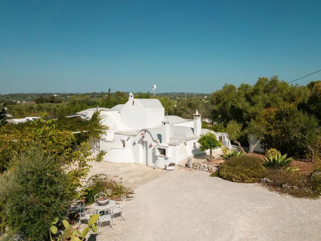 Casa vacanze pet friendly costituita da trulli, con piscina e giardino recintato, nella Valle d'Itria in Puglia Casa vacanze pet friendly costituita da trulli, con piscina e giardino recintato, nella Valle d'Itria in Puglia