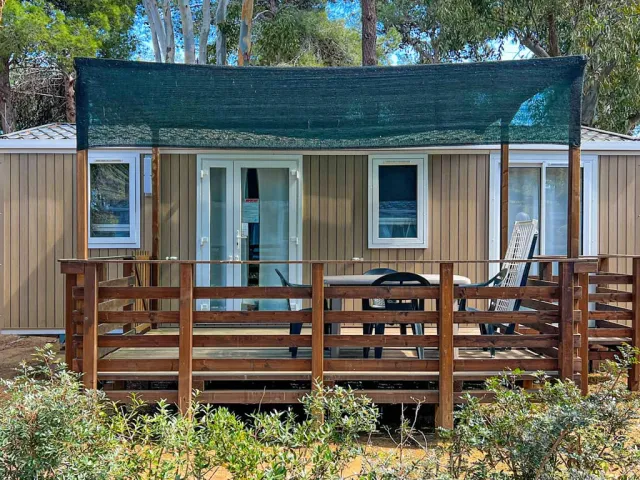 Vista di una delle mobilhome con veranda recintata Camping con mobilhomes al mare in Maremma, Toscana, di fronte a una dog beach