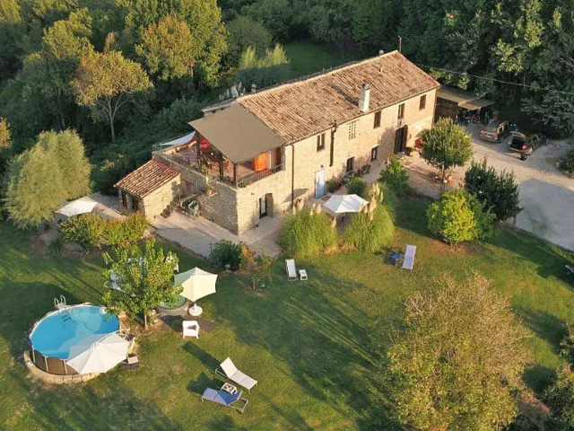 Casale pet friendly nelle Marche con appartamenti vacanza con spazi esterni recintati privati Casale pet friendly nelle Marche con appartamenti vacanza con spazi esterni recintati privati